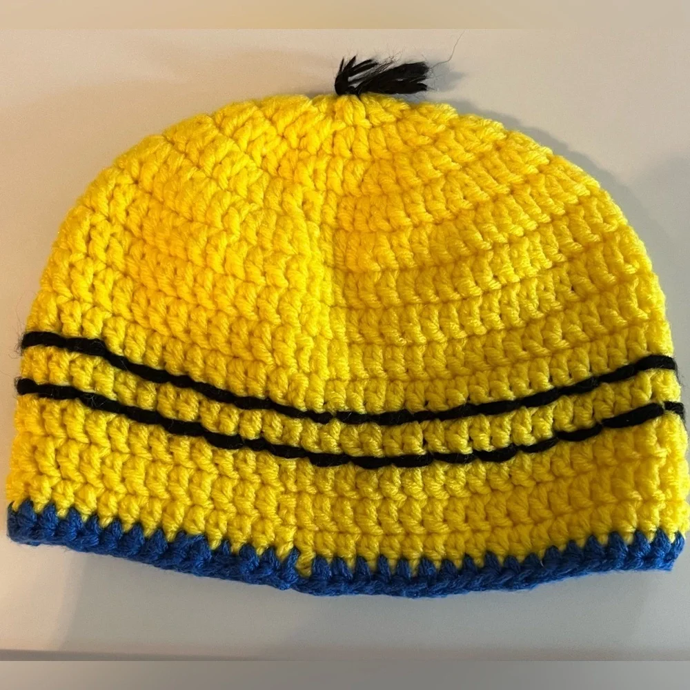 Minions Dispicable Me Hand Knit Patterned Beanie Hat EUC #1194